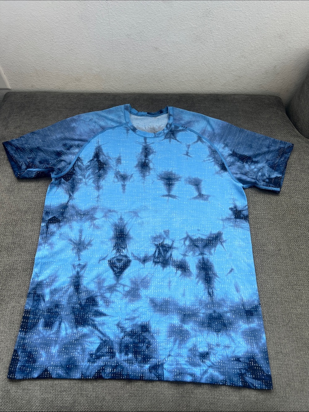 lululemon athletica Men's Blue Tie-Dye Short Sleeve Performance Tee